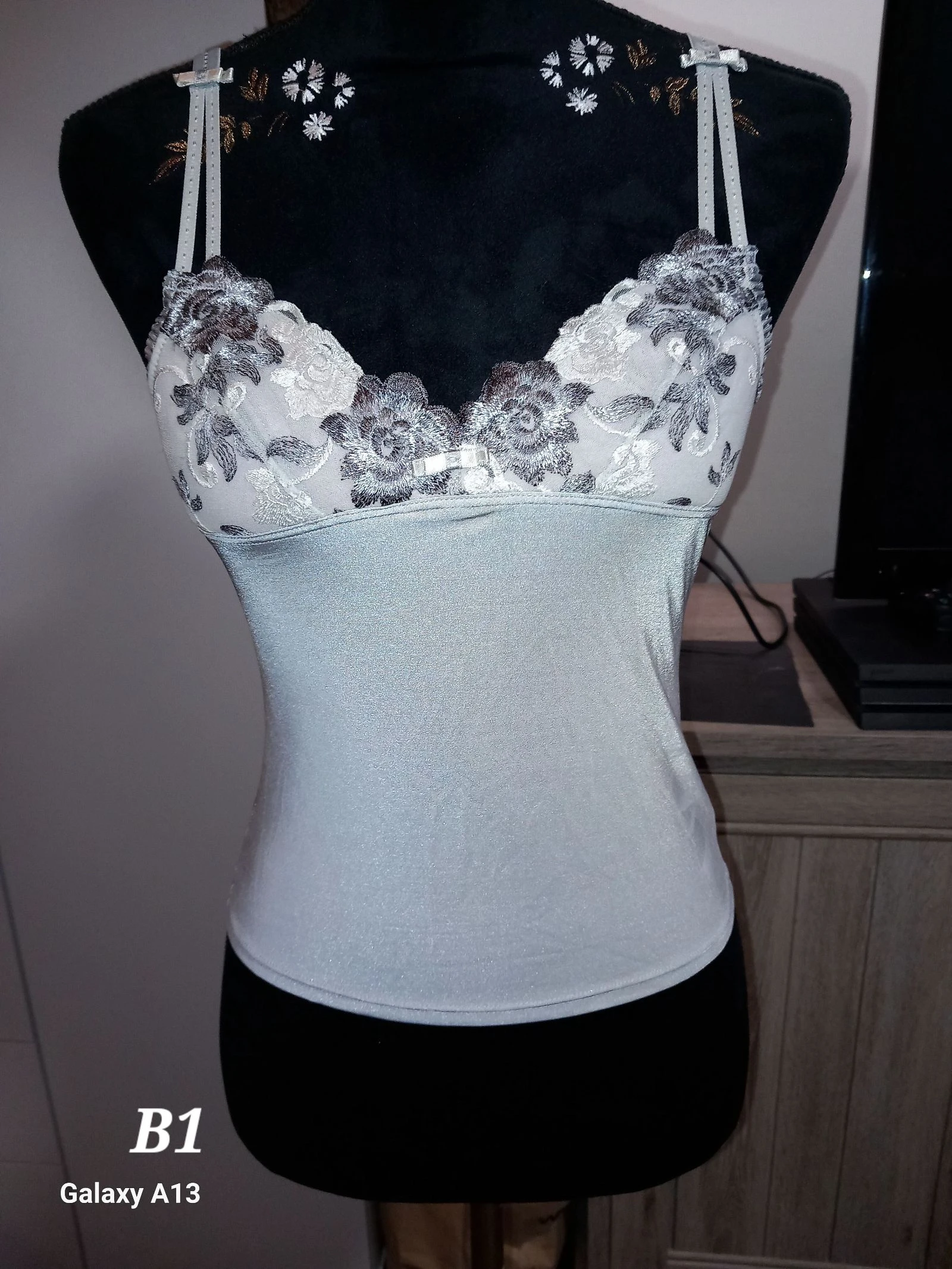 Caraco / Top à bretelles gris perle satiné et dentelle brodée fleurie ETAM – Taille 36